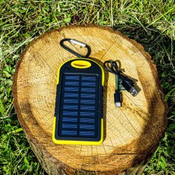 Powerbank 5000 mAh Wild Trekz z panelem solarnym – turystyczny, z karabińczykiem i kablem USB