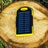 Powerbank 5000 mAh Wild Trekz z panelem solarnym – turystyczny, z karabińczykiem i kablem USB