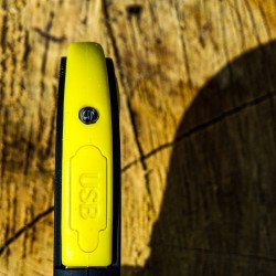 Powerbank 5000 mAh Wild Trekz z panelem solarnym – turystyczny, z karabińczykiem i kablem USB